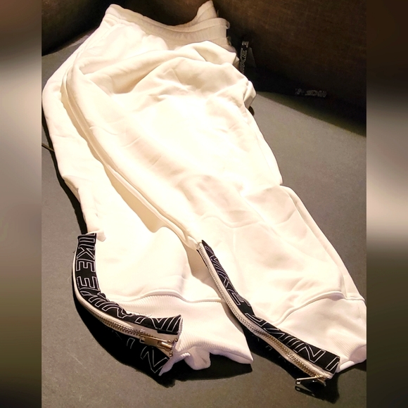 NIKE SPORTSWEAR Pants - Picture 4 of 7